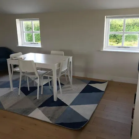 Remarkable Large 1-bed Nr Apartment *